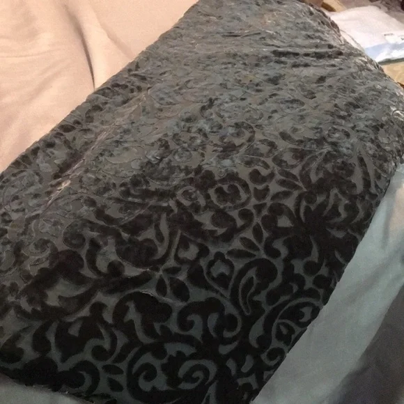 100% silk Sage throw. So soft and cozy! - Picture 4 of 5